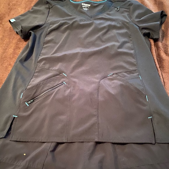 Black scrubs with teal accent. Small ankle split lots of pockets. - Picture 4 of 6